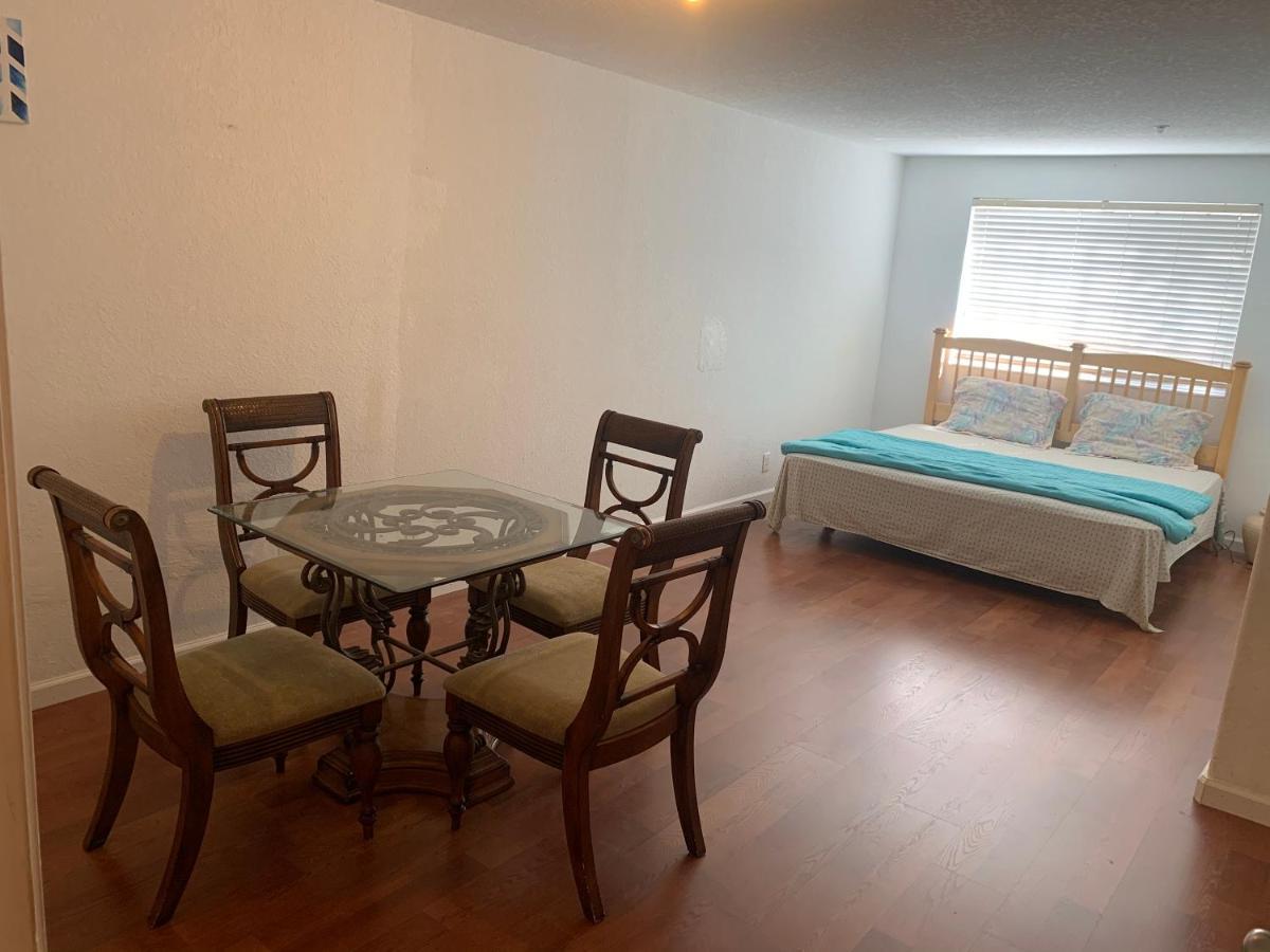 Bedroom Suite In Lauderdale Lakes Townhome 포트 로더데일 외부 사진