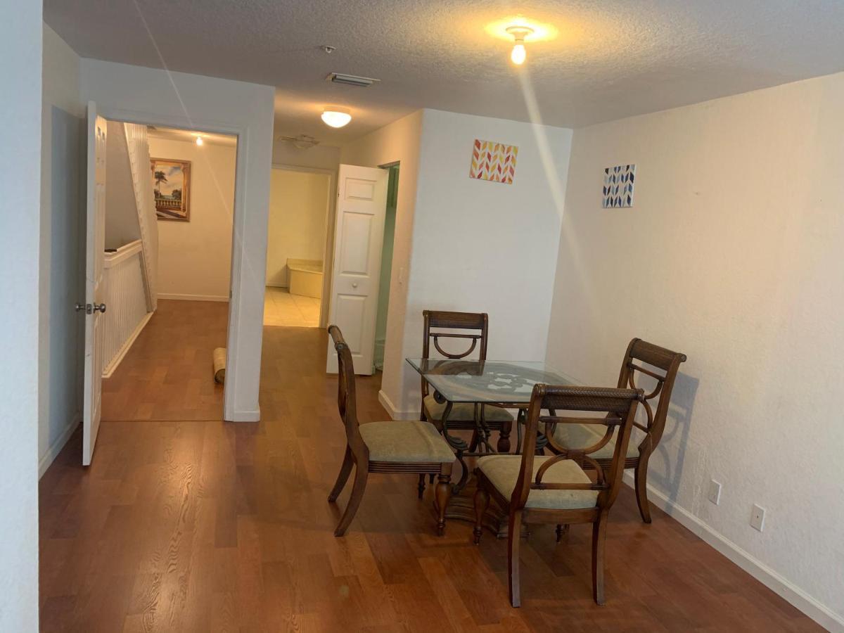 Bedroom Suite In Lauderdale Lakes Townhome 포트 로더데일 외부 사진